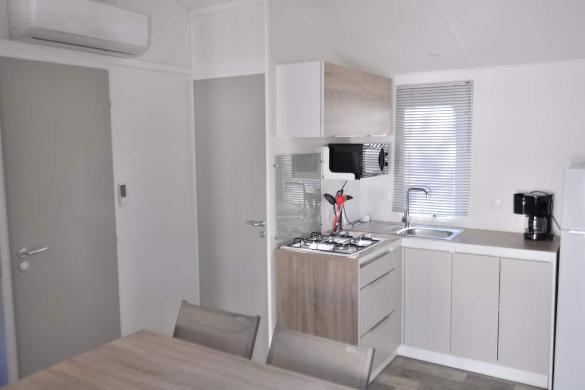 Full-sized fridge, microwave, stovetop, cookware/dishes/utensils