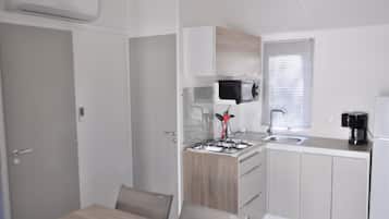 Grand réfrigérateur, micro-ondes, plaque de cuisson