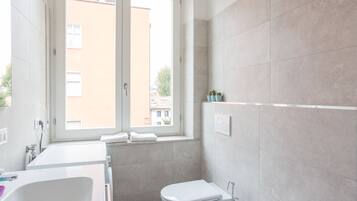 Apartment, 2 Bedrooms | Bathroom | Shower, hair dryer, bidet, towels