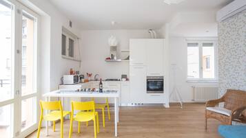 Apartment, 2 Schlafzimmer | Eigene Küche | Großer Kühlschrank, Herdplatte, Kochgeschirr/Geschirr/Besteck