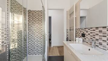 Apartment, 3 Bedrooms | Bathroom | Shower, hair dryer, bidet, towels