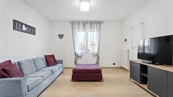 Apartment, 3 Schlafzimmer | Wohnbereich | Flachbildfernseher