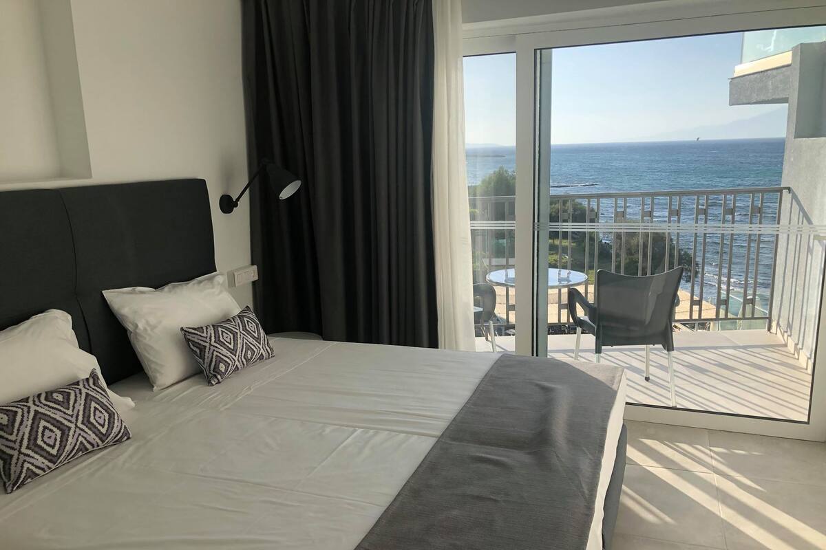 Premium bedding, in-room safe, desk, blackout curtains