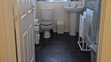 Een haardroger, handdoeken, zeep, shampoo