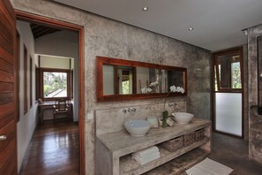 Villa Rumah Isah | Bathroom sink - Nusa Indah Villa (Manggis)