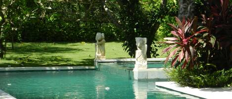 Piscine extérieure, parasols, chaises longues