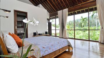 Villa Rumah Isah | Edredons de pluma, cofres nos quartos, individualmente decorados
