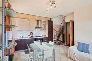 Apartemen, 2 kamar tidur | Dapur pribadi | Lemari es besar, kompor, dan peralatan masak/sendok-piring