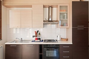 Apartemen, 2 kamar tidur | Dapur pribadi | Lemari es besar, kompor, dan peralatan masak/sendok-piring
