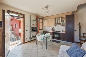 Apartment, 2 Schlafzimmer | Eigene Küche | Großer Kühlschrank, Herdplatte, Kochgeschirr/Geschirr/Besteck