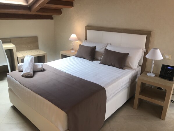 Dobbeltrom, 1 dobbeltseng (Mansarda) | Safe på rommet, skrivebord, skrivebord for bærbar PC og lydisolert