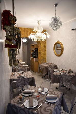 Café da manhã com buffet todos os dias (EUR 12 por pessoa)