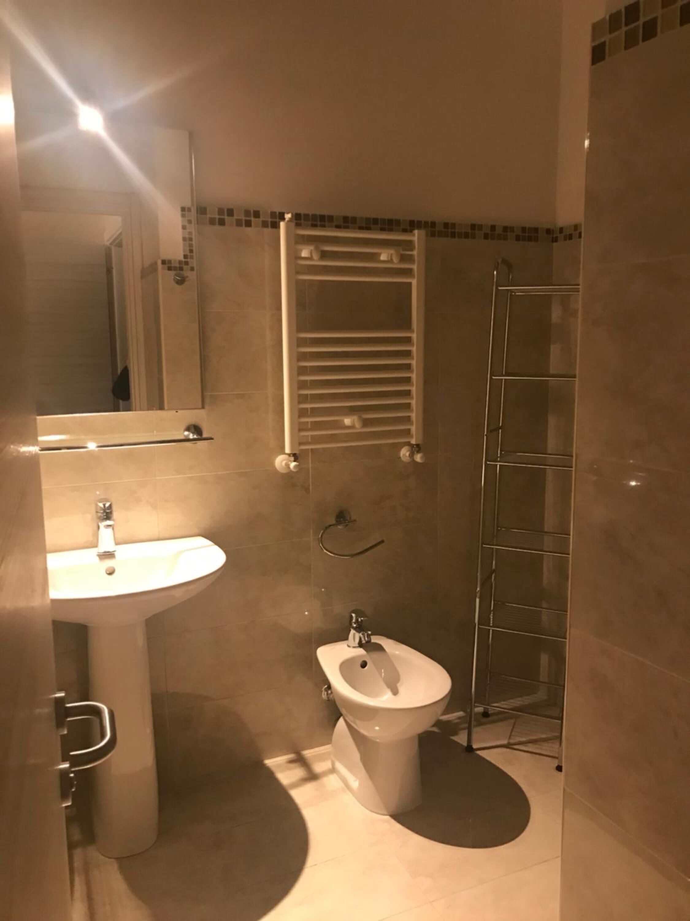 shower, rainfall showerhead, free toiletries, hair dryer