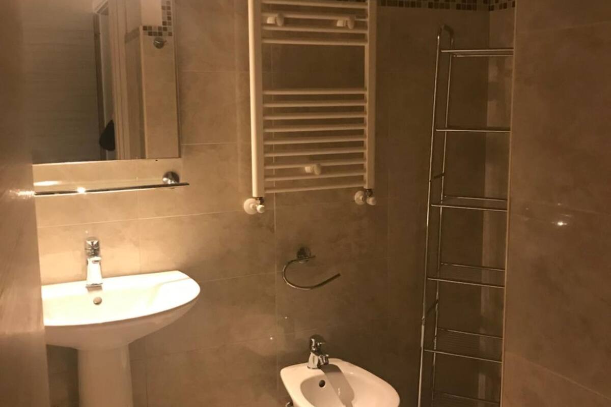 shower, rainfall showerhead, free toiletries, hair dryer