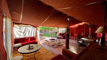 Café da manhã, almoço e jantar; culinária local