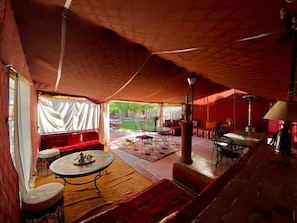 Se sirven desayunos, almuerzos y cenas; cocina local