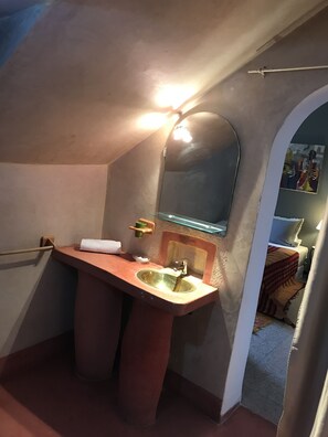 雙人房, 泳池景 | 浴室 | 淋浴設備、雨淋花灑、風筒、提供毛巾