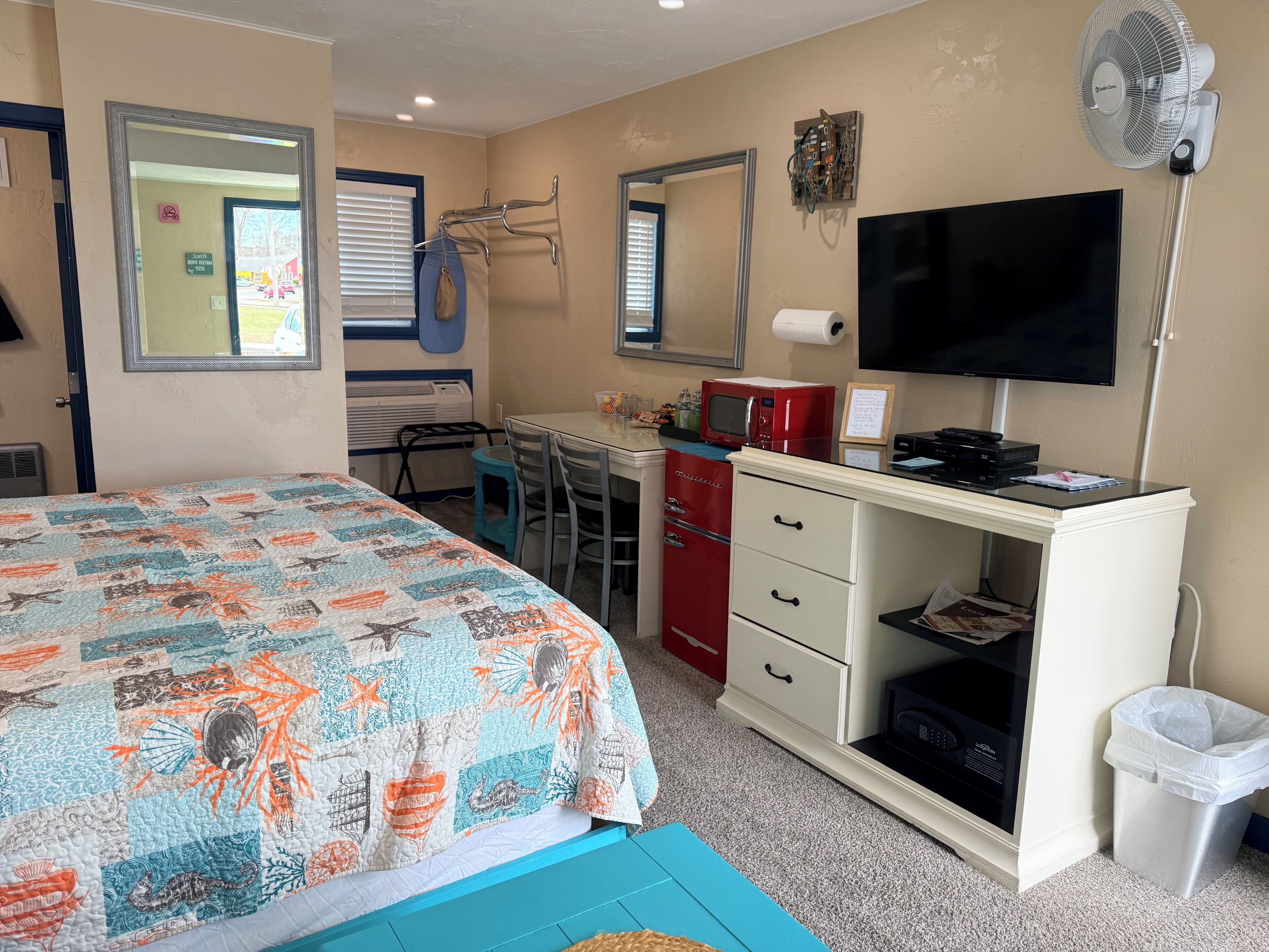 Habitación Grand | Área de sala de estar | Smart TV de 36 pulgadas con canales por cable, Netflix y Hulu 