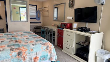 Habitación Grand | Área de sala de estar | Smart TV de 36 pulgadas con canales por cable, Netflix y Hulu