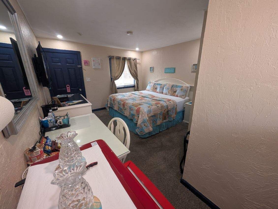 Standard Room, 1 King Bed | Living area | 36-inch Smart TV with cable channels, Netflix, Hulu