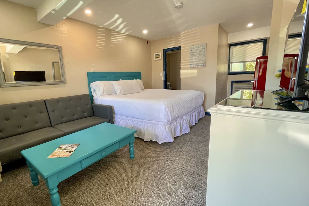 Grand Room | Living area | 36-inch Smart TV with cable channels, Netflix, Hulu