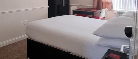 Ruang kerja ramah laptop dan setrika/meja setrika