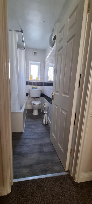 Duschwanne, Haartrockner, Handtücher, Seife