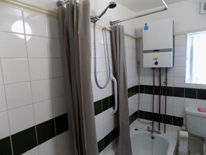 Combined shower/tub, hair dryer, towels, soap - Comfort Rooms (Plymouth)