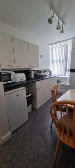 Fridge, microwave, oven, stovetop - Comfort Rooms (Plymouth)