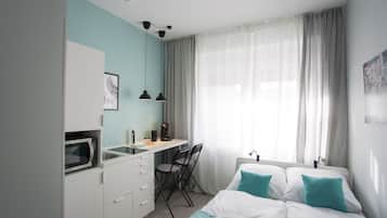 Ein modernes Schlafzimmer mit einem Bett, einem Schreibtisch und einem Stuhl.