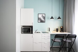Studio (Sydney) | Private kitchenette | Fridge, microwave, coffee/tea maker, electric kettle - Micro Appartments Katz (Nuremberg)