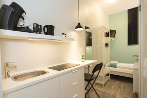 Studio (Hong Kong) | Privékitchenette | Een koelkast, een magnetron, een koffiezetapparaat/waterkoker