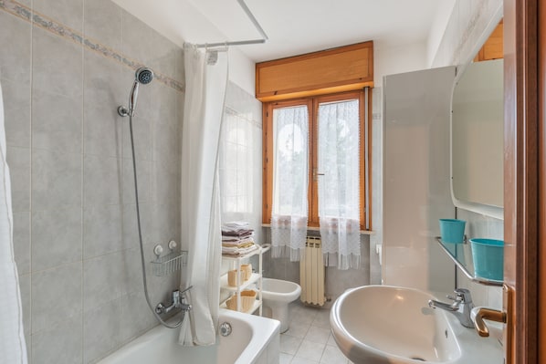 Apartment, 1 Schlafzimmer | Badezimmer | Dusche, Haartrockner, Bidet, HandtĂŒcher