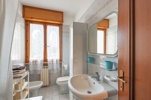Apartment, 1 Schlafzimmer | Badezimmer | Dusche, Haartrockner, Bidet, HandtĂŒcher
