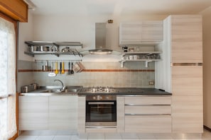 Apartment, 1 Schlafzimmer | Eigene KĂŒche | GroĂer KĂŒhlschrank, Mikrowelle, Herdplatte