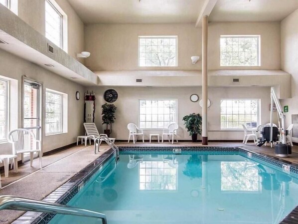 Indoor pool - Comfort Inn & Suites Downtown KC (Kansas City)