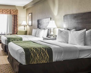 デスク、ノートパソコン用作業スペース、遮光カーテン、アイロン / アイロン台