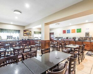 朝食 (フル ブレックファスト)、毎日提供 (無料)