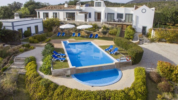 A modern villa with a swimming pool, sun loungers, and a well-maintained garden. - Casa Serena | 6 Bedrooms | Country House |  Estoi (Estoi)