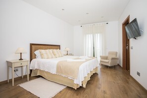 6 bedrooms, in-room safe, iron/ironing board, free WiFi