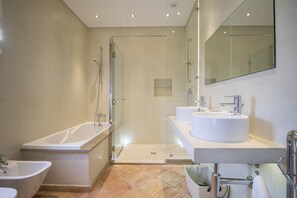 Badewanne, Haartrockner, Handtücher