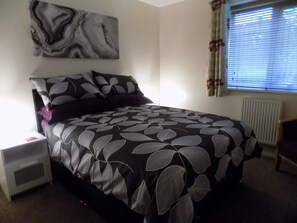 1 chambre, fer et planche à repasser, lits bébé (gratuits)