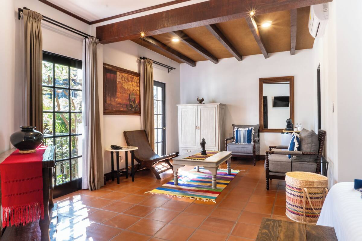 Master Suite | เครื่องนอนระดับพรีเมียม, ตู้นิรภัยในห้องพัก, โต๊ะทำงาน, ผ้าม่านกันแสง