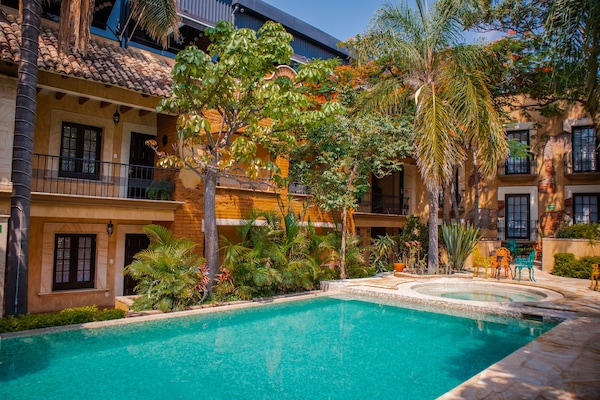 Una piscina al aire libre (de 09:00 a 21:00), sombrillas, tumbonas