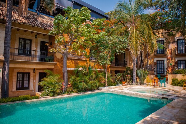 Außenpool, geöffnet von 09:00 Uhr bis 21:00 Uhr, Sonnenschirme