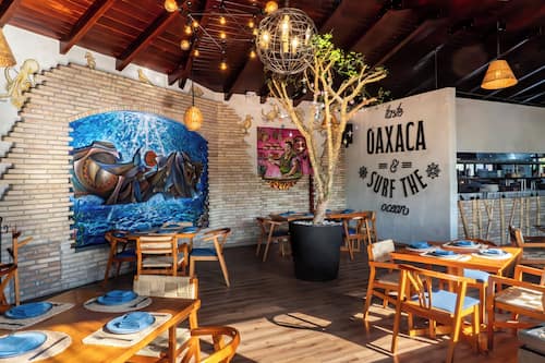 2 restaurantes; se sirven desayunos, comidas, cenas y brunch