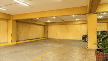 Un estacionamiento con paredes amarillas y piso de baldosas.