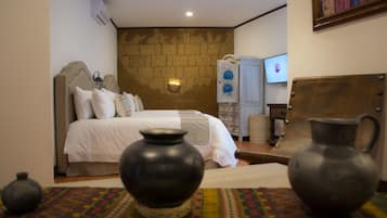Habitación junior, 2 camas Queen size | Ropa de cama de alta calidad y caja de seguridad en la habitación