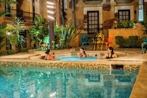Udendørs pool, åben fra kl. 09.00 til kl. 21.00, parasoller, liggestole