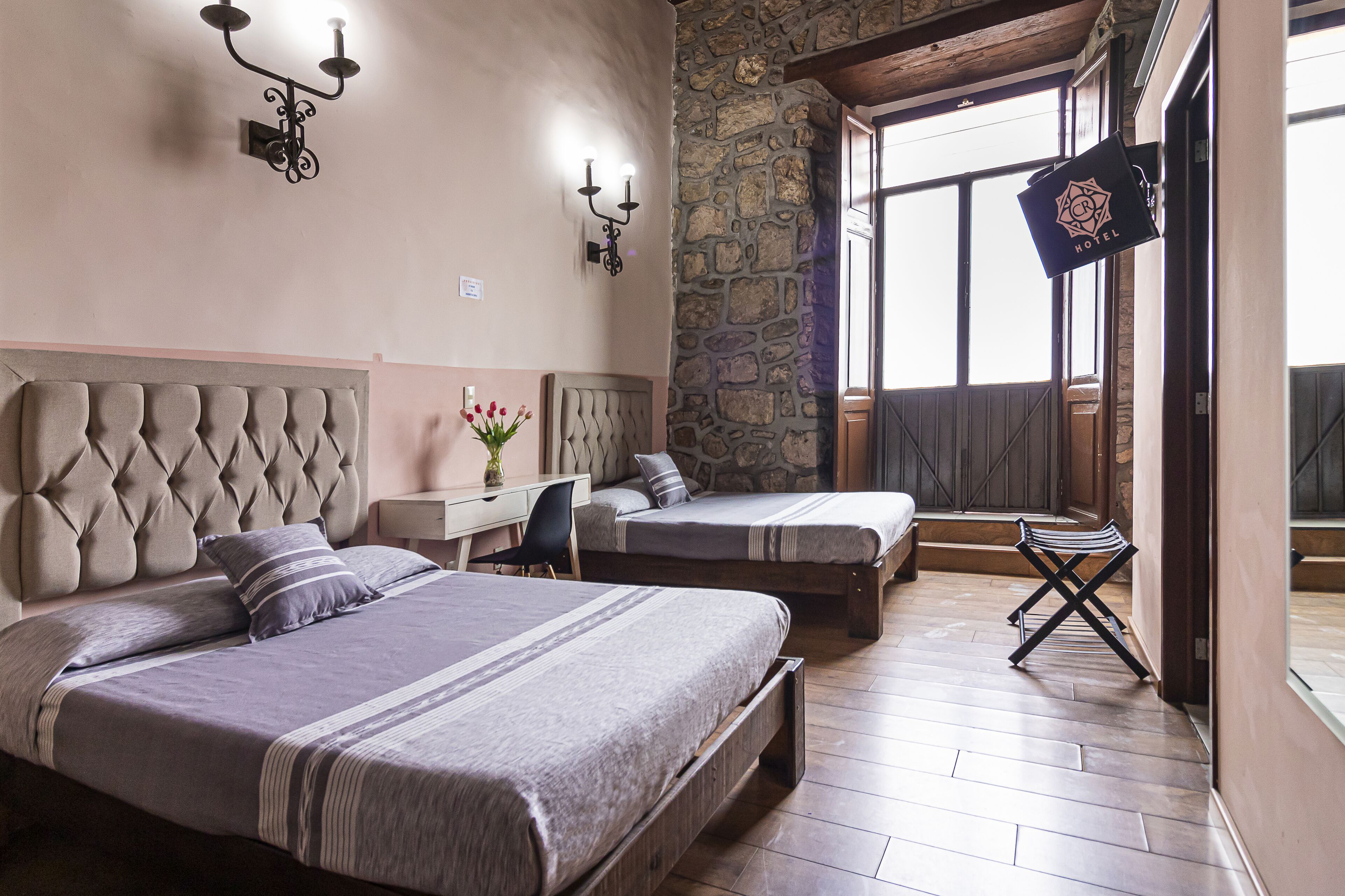 Caja de seguridad en la habitación y escritorio 